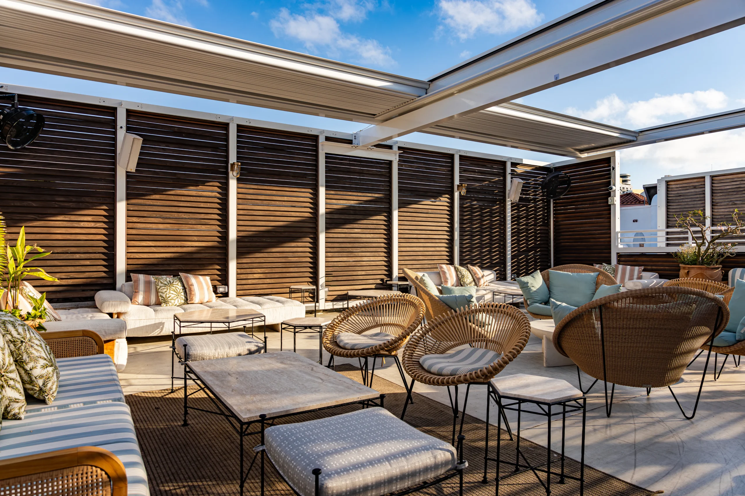 Esme Lounge with roof